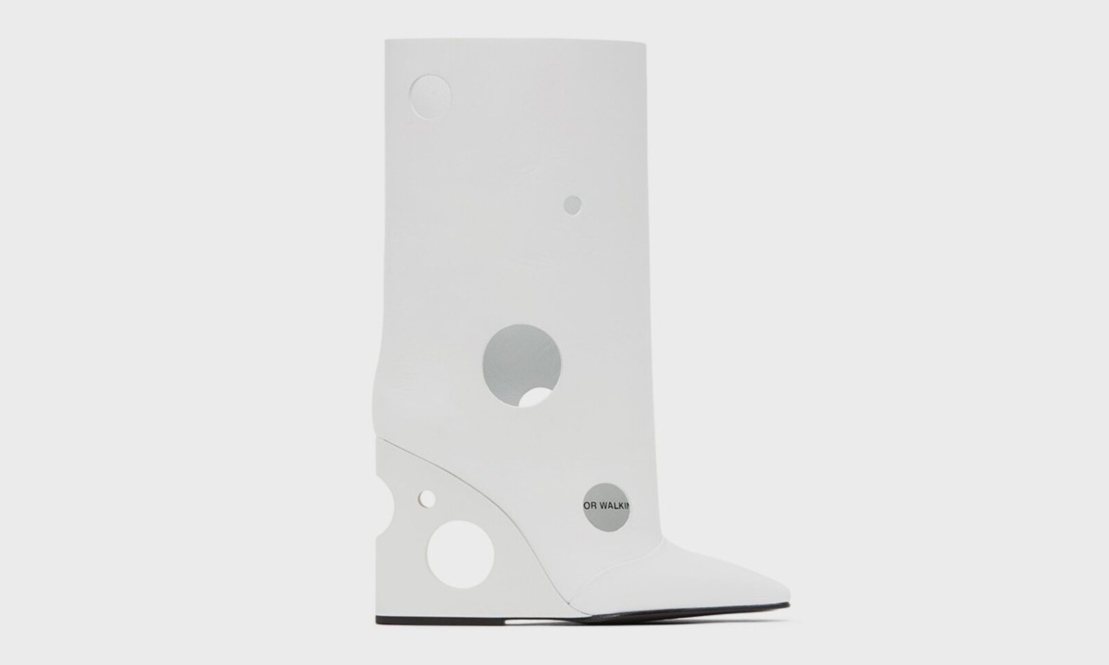 Ces bottes Off-White ™ ressemblent au fromage suisse